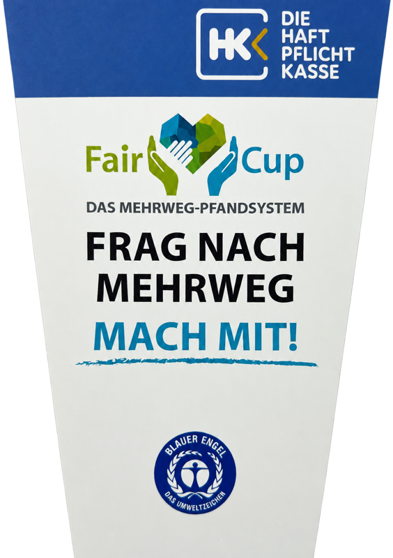 Vorderseite des FairCup-Thekenaufstellers mit der Botschaft „Frag nach Mehrweg – mach mit!“
